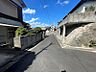 その他：青空が広がる現地前面道路です。周辺は閑静な住宅街で、穏やかな暮らしを育む環境が広がります。