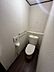 トイレ：温水洗浄便座付きトイレは、日々の暮らしに快適さをもたらします。壁の棚には、お気に入りの小物などを飾ることができます。