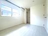 子供部屋：窓から光が差し込む明るいお部屋。ホワイトを基調とした空間は、お子様の成長に合わせて自由にアレンジできます。収納も完備しており、おもちゃや洋服の整理もスムーズです。
