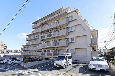 外観：日当たりの良いバルコニーが魅力の低層マンション。平置き駐車場があり、お車での通勤・お出かけにも便利です。