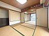 その他：畳の温もりが広がる和室。趣ある木彫りの欄間が、空間に上品なアクセントを添えています。障子を開放すれば、明るい光が差し込む開放的な空間に。