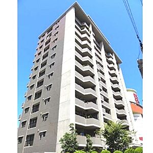 外観：青空に映える、モダンなデザインのマンション。洗練された外観が、都市生活を彩ります。