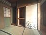 その他：趣ある和室は、広縁の障子から柔らかな光が差し込みます。収納も備わり、落ち着いた空間を演出します。