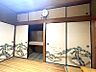 収納：和の趣を感じるお部屋に、美しい襖絵の収納スペース。季節の品々をまとめて収納でき、空間をすっきりと保てます。
