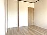 その他：ナチュラルな木目調フローリングと落ち着いた壁の色合いが魅力の居室。お部屋作りが楽しくなる、シンプルな空間です。