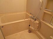 浴室には窓付きで使用後の換気も良好です
