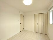 明るい木目調のフローリングと建具が調和した居室です。窓からの採光も良く、収納も充実しています。