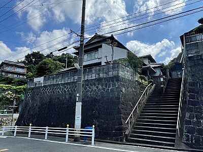 外観：敷地が前面道路より高い位置にあるため歩行者から敷地内を覗かれる心配がなく、プライバシーが守れます