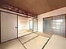 その他：伝統的な和の趣を感じる和室。畳の香りに包まれて、ゆったりと過ごす時間を。