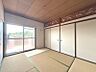 その他：伝統的な和室は、落ち着きのある空間を演出します。趣のある欄間が、和の風情を一層引き立てます。
