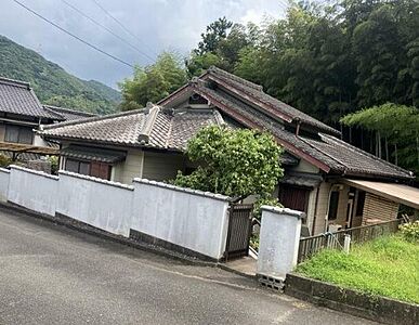 外観：山々に囲まれた自然豊かな住環境です☆四季折々の風情を感じられます