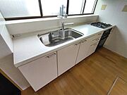 明るい窓付きキッチンは、シンクとコンロが一体型で、お料理もスムーズに。豊富な収納スペースで、キッチン周りをすっきりと保てます。