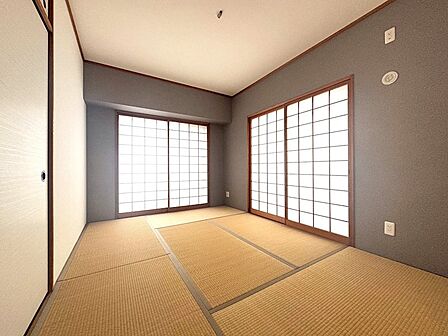 趣のある和室は、落ち着いた時間を過ごすのに最適です。陽光が障子を通して優しく室内に広がり、安らぎの空間を演出します。