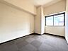 その他：窓から光が差し込む明るい空間。お好みの家具を配置して、自分だけの快適な居室を創造できます。