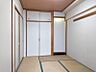 その他：収納豊富な和室は、来客用の寝室や書斎としても活用できます。畳の香りに包まれて、心安らぐ時間をお過ごしください。