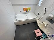 広々としたバスタブで、ゆったりとくつろげる浴室です。窓から自然光が差し込み、明るく開放的な空間を演出。日々の疲れを癒やし、リフレッシュできるバスタイムをお過ごしください。