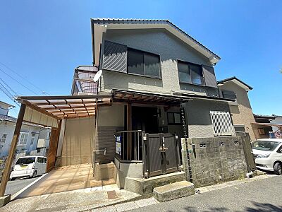外観:日当たりの良い角地に位置する、ゆとりのある2階建て住宅。広々としたバルコニーと開放的な空間が魅力です。 外観:日当たりの良い角地に位置する、ゆとりのある2階建て住宅。広々としたバルコニーと開放的な空間が魅力です。