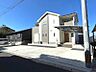 その他：広々とした駐車スペースを確保した、落ち着いた色合いのモダンな戸建てです。明るい陽光が降り注ぐ快適な住まいで新生活を始めませんか。