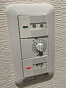 浴室換気乾燥機パネルは、照明と換気扇の操作を一箇所に集約。入浴後の湿気対策に役立つ換気タイマー機能も備えています。