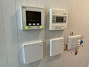 快適な暮らしを支える設備が充実。インターホンや給湯器リモコンで、日々の生活がより便利に。