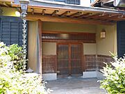 風情ある格子戸と趣ある雨樋が、和の美意識を感じさせる玄関。訪れる人を優しく迎え入れます。