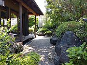 趣ある和風建築と緑豊かな庭園が織りなす空間。縁側から望む庭は四季折々の表情を見せ、心安らぐひとときを演出します。