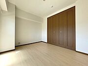 日当たり良好な居室は、明るい木目調のフローリングとホワイトの壁が清潔感を演出します。大容量のクローゼットで収納も豊富。どんな家具も似合うシンプルな空間です。
