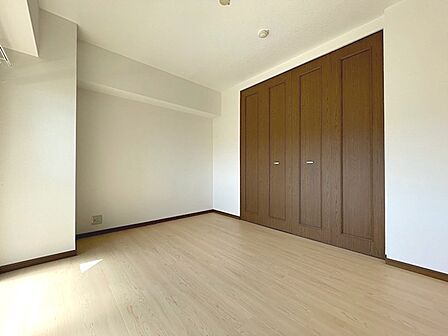 日当たり良好な居室は、明るい木目調のフローリングとホワイトの壁が清潔感を演出します。大容量のクローゼットで収納も豊富。どんな家具も似合うシンプルな空間です。