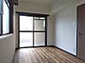 その他：自然な光が差し込むお部屋は、明るく心地よい空間を演出します。フローリングはお手入れがしやすく、どんな家具にも合わせやすいデザインです。