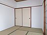 その他：和室は、来客用の寝室や書斎、お子様の遊び場など多目的に活用できます。畳の香りが心地よい空間です。