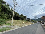 前面道路は6mと駐車時のストレスが軽減される広さですね