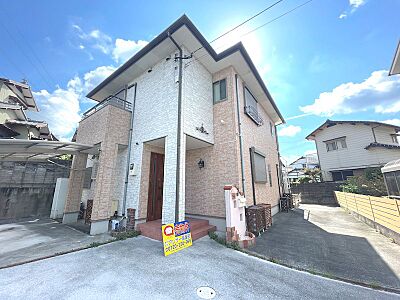 外観:明るい陽光が降り注ぐ戸建て住宅。周辺には落ち着いた住環境が広がります。ご家族で新たな生活をスタートしませんか。 外観:明るい陽光が降り注ぐ戸建て住宅。周辺には落ち着いた住環境が広がります。ご家族で新たな生活をスタートしませんか。