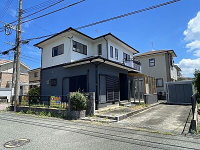 外観:閑静な住宅街に佇む、モダンな外観の二階建て住宅。広々とした駐車スペースがあり、お車をお持ちの方にも便利です。新生活を始めるのにふさわしい住まいです。 外観:閑静な住宅街に佇む、モダンな外観の二階建て住宅。広々とした駐車スペースがあり、お車をお持ちの方にも便利です。新生活を始めるのにふさわしい住まいです。