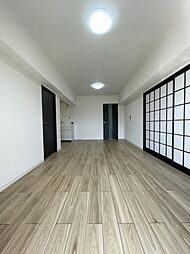 木目と黒のコントラストが映える!スタイリッシュなモダン空間
