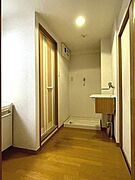 明るい木目調の床が特徴的な洗面所。機能的な設備が揃い、日々の身支度をスムーズにサポートします。