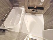 落ち着いた色合いの木目調パネルが日々の疲れを癒やしてくれる浴室。浴槽にゆっくり浸かり、リラックスタイムをお過ごしください。