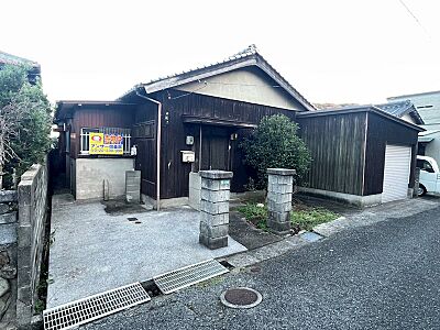 外観:趣のある外観が印象的な一戸建て。住居としてはもちろん、リノベーションで新たな価値を見出すのもおすすめです。現地で建物の状態をご確認ください。 外観:趣のある外観が印象的な一戸建て。住居としてはもちろん、リノベーションで新たな価値を見出すのもおすすめです。現地で建物の状態をご確認ください。