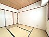 その他：和室は落ち着きのある空間で、くつろぎのひとときを演出します。収納も充実しており、お部屋をすっきりと保てます。