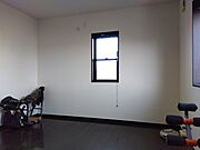 明るい光が差し込むお部屋。フローリングの色合いが空間に落ち着きをもたらします。書斎や趣味の部屋として、自分だけの空間を演出できます。