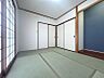 その他：自然光が差し込む和室は、落ち着いた時間を過ごせる空間。収納も豊富で、機能的な暮らしをサポートします。