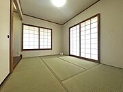 障子から柔らかな光が差し込む和室。畳の香りに包まれ、心落ち着く空間でゆったりとした時間をお過ごしいただけます。