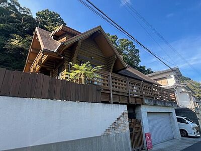 外観:山の緑に囲まれた、木の温もりあふれるログハウスです。広々としたバルコニーで自然を満喫できます。ガレージ付きで車も安心。週末の拠点にいかがでしょうか。 外観:山の緑に囲まれた、木の温もりあふれるログハウスです。広々としたバルコニーで自然を満喫できます。ガレージ付きで車も安心。週末の拠点にいかがでしょうか。