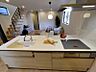 キッチン：開放感のあるLDKは、料理中も家族との会話が弾む対面キッチンが魅力。明るい空間で新しい暮らしを始めませんか。