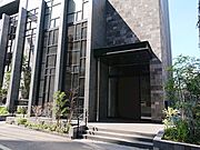 中央図書館や区役所、商業施設などが徒歩13分圏内にある快適な住環境です