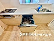 大きな作業スペースとガスコンロ3口で、お料理も捗ります！奥様に嬉しい「食洗器」付！