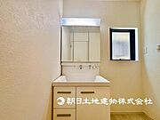 大型シャンプードレッサー付き！白で統一された清潔感のある洗面室！