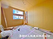 一日の疲れを取る主寝室は大型のベッドも配置が可能です。