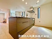 リビングで遊ぶお子様を見守りながらお料理が出来る対面式カウンターキッチンとなっております！