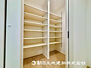 キッチン横ある収納には食材や小物などを収納することができます！