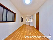 形の綺麗なリビングですので、大きな家具も設置しやすくなっております！